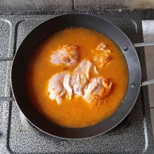 Tambahkan air, biarkan mendidih, masukkan kaldu bubuk, garam dan gula pasir, cicipi rasanya.