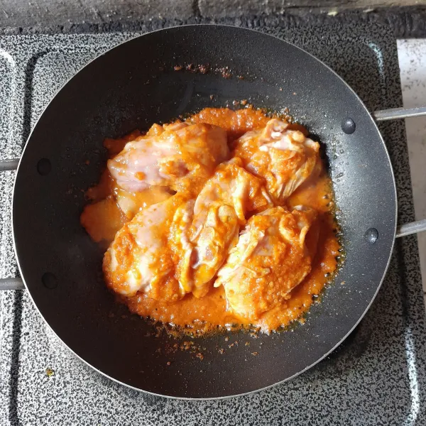 Masukkan ayam, masak hingga ayam berubah warna, aduk rata.