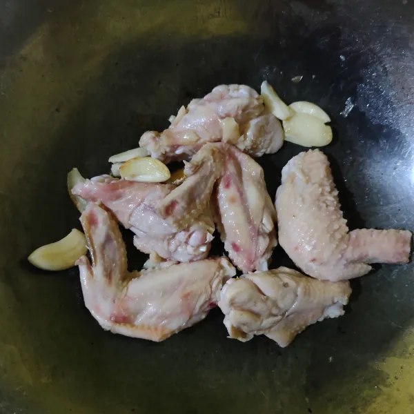 Masukkan ayam, aduk rata. Masak ± 2 menit hingga ayam berubah warna.