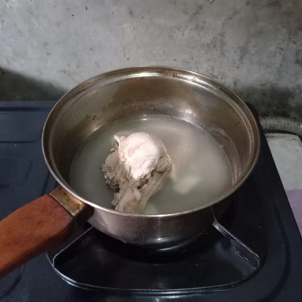 Rebus ayam dengan air dan bawang putih sampai empuk.