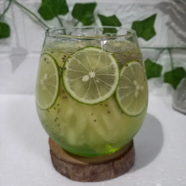 Masukkan simple syrup dan air matang.
Aduk-aduk dan nikmati.