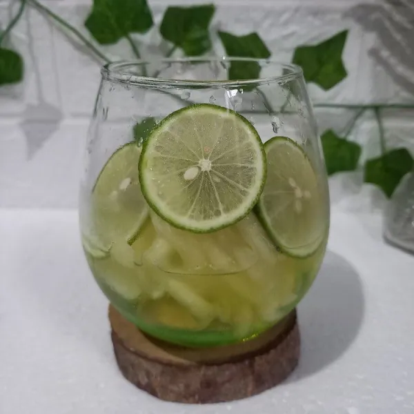 Tambahkan irisan jeruk nipis.