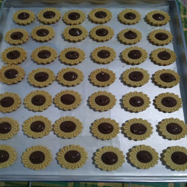 Semprotkan selai Nutella secukupnya pada atas cookies.Panggang kembali dengan suhu 100° selama 15 menit atau sampai matang. Cookies siap dihidangkan.