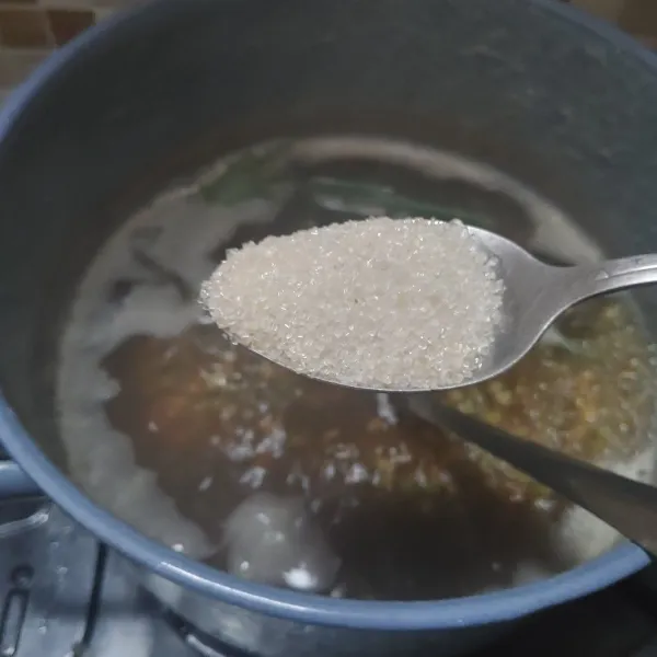 Kemudian masukan gula pasir,gula merah dan garam. Aduk rata.