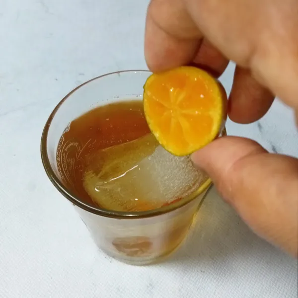 Beri perasan air jeruk kasturi, aduk rata dan siap disajikan.