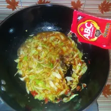 Tambahkan kecap manis, aduk rata. Koreksi rasa.