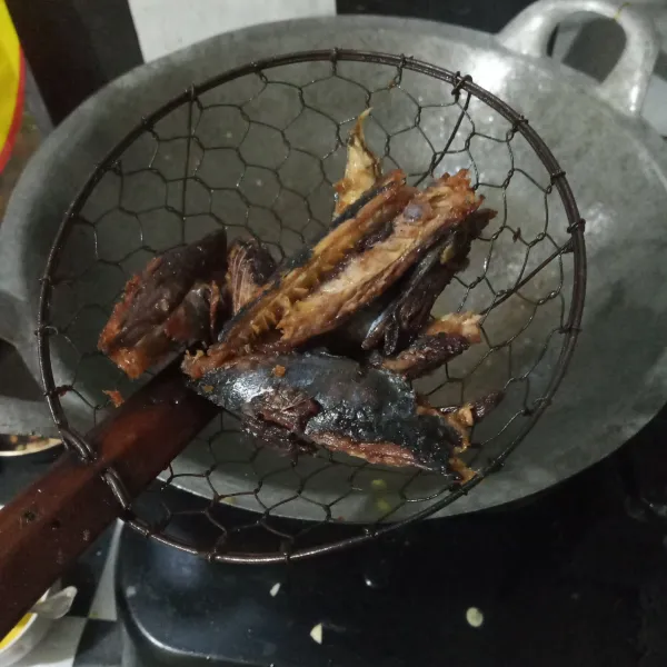 Goreng tongkol setengah matang, angkat dan tiriskan.