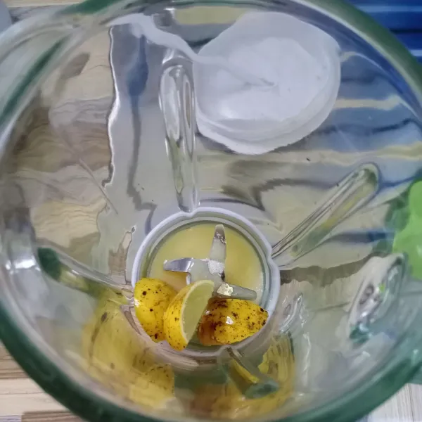 Masukkan gula pasir, kental manis dan irisan jeruk nipis ke dalam blender.