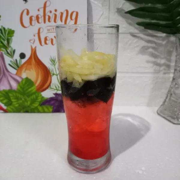 Masukkan cincau dan blewah serut.