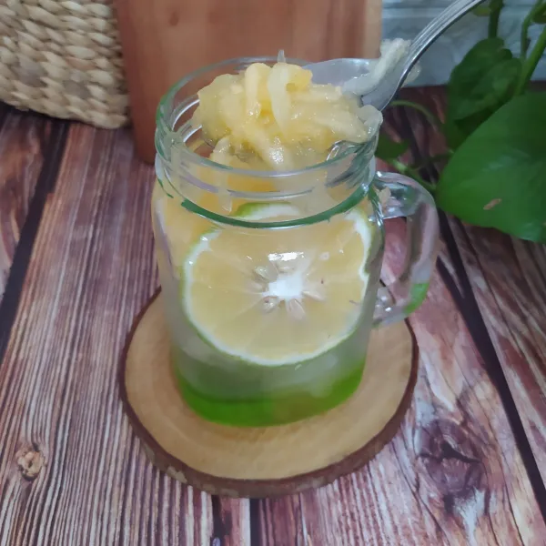 Masukkan irisan lemon dan blewah.
Beri air matang.