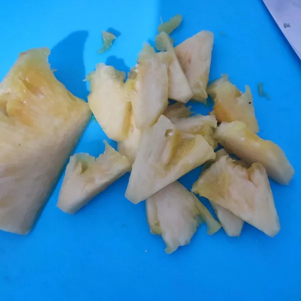 Potong nanas sesuai selera, sisihkan.