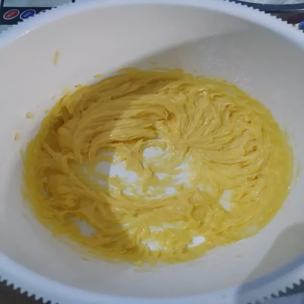 Ambil wadah. Masukkan kuning telur, gula halus dan margarin mentega. Mixer sekitar 1 menit saja.