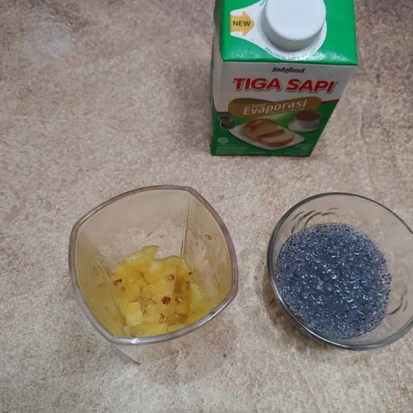 Siapkan semua bahan dan masukan nanas yang sudah dimasak ke dalam gelas.