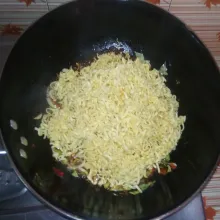Masukkan mie, aduk hingga tercampur rata. Matikan api. Kemudian masukkan irisan daun seledri. Aduk rata. Dan siap untuk disajikan.