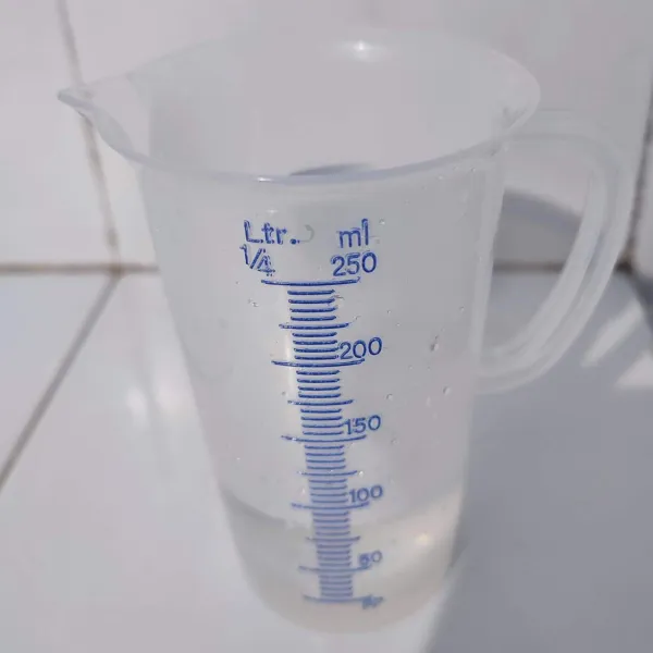 Larutkan 3 sdm gula dan air hangat.