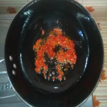 Panaskan secukupnya minyak goreng, kemudian tumis bumbu halus hingga harum.