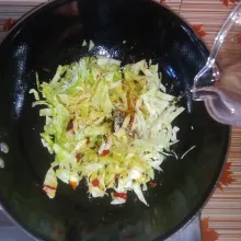 Tambahkan air dan kaldu bubuk rasa sapi, aduk rata.