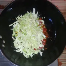 Masukkan sayur kol, aduk rata.