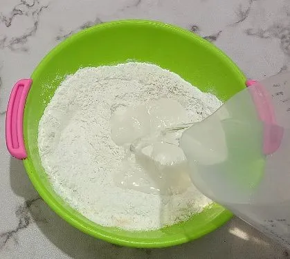Tuangi air sedikit demi sedikit aduk rata.