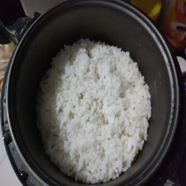 Masak nasi di dalam rice cooker, sisihkan.