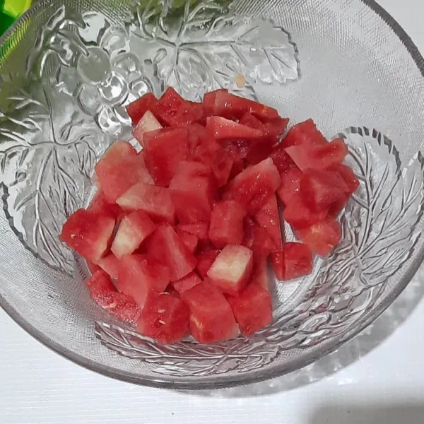 Potong buah melon dan semangka