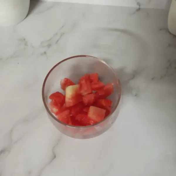 Siapkan gelas, masukan potongan semangka.