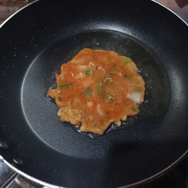 Ambil 1 sendok sayur adonan ratakan goreng di minyak panas sampai kedua sisi matang, angkat sajikan.