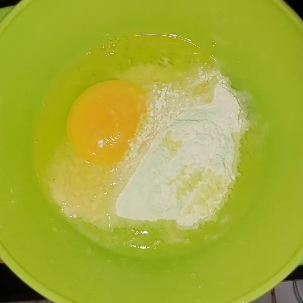 Dalam mangkuk masukkan telur, tepung dan kaldu jamur.