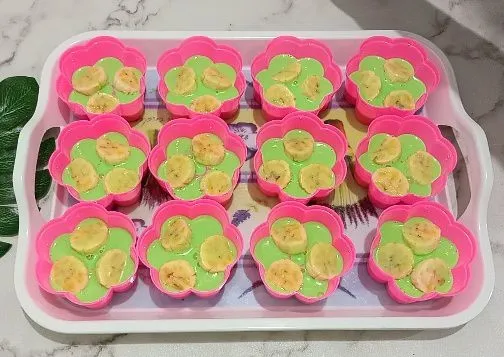 Oles cetakan dengan minyak tata pisang beri adonan pandan.