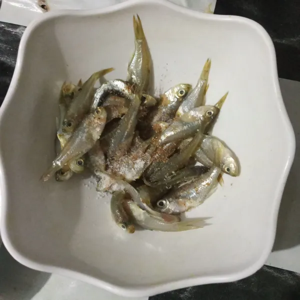 Marinasi dengan garam dan ketumbar bubuk, diamkan15 menit.