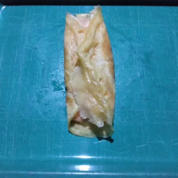 Lalu lipat kedua sisinya, balik kemudian sajikan.