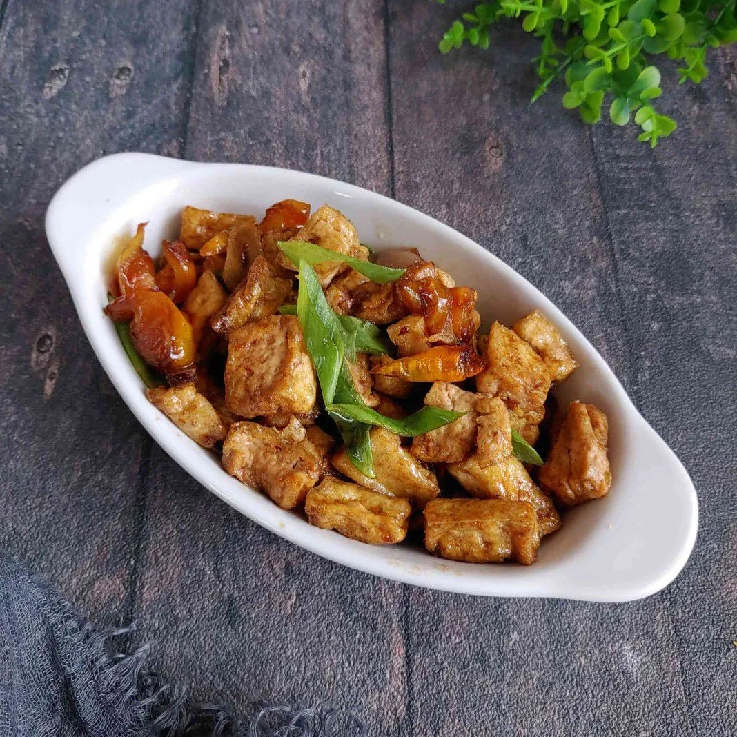 Proses memasak tahu kecap pedas manis di atas kompor