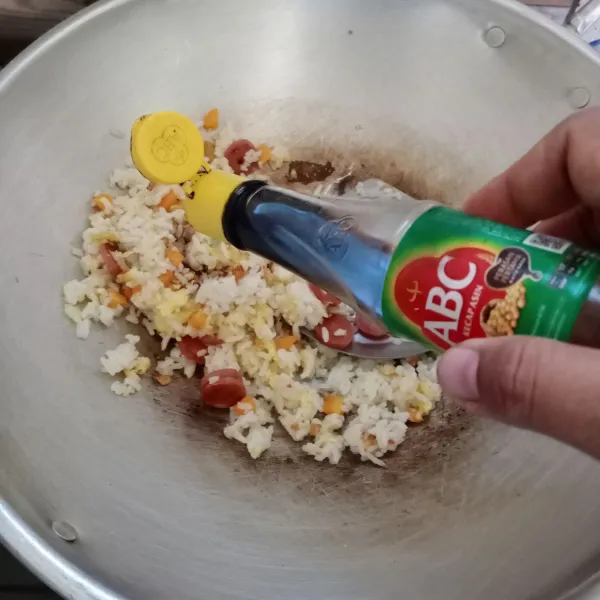 Bumbui dengan kecap asin, garam, lada dan kaldu bubuk. Aduk rata.