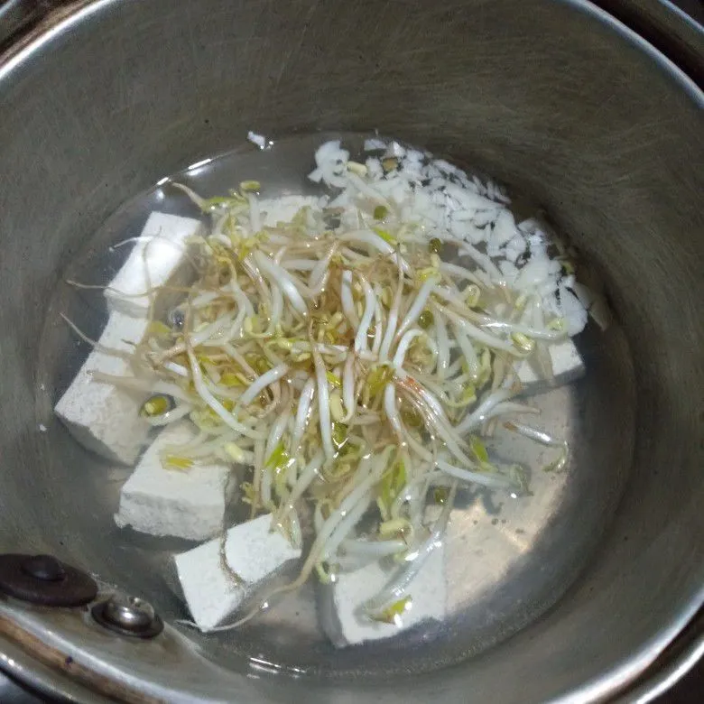 Step 4 Kongnamul Guk