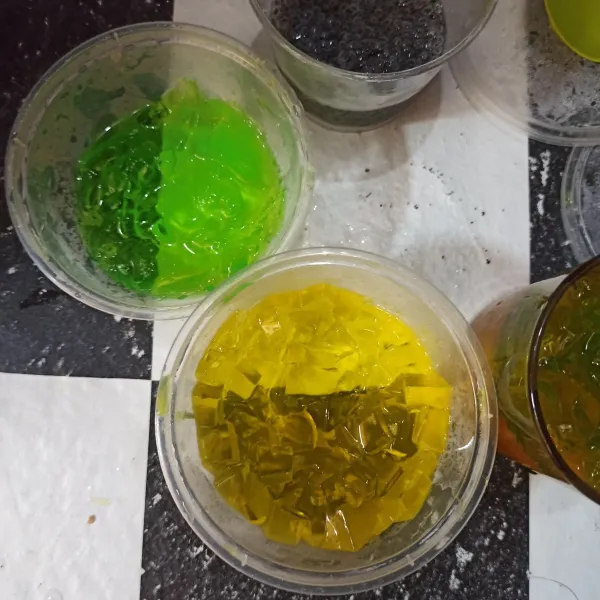 Siapkan jelly kuning, jelly hijau, dan selasih yang sudah direndam air hangat.
Buat jellynya bisa dibuat dari jelly plain dan diberi pewarna.