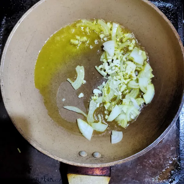 Tumis bawang putih dan bawang bombay cincang dengan margarin hingga harum dan layu.