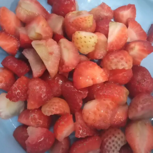 Potongi strawberry sesuai selera.