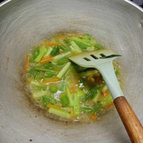 Bumbui dengan garam, lada dan kaldu jamur. Aduk sampai tercampur rata, cicipi rasanya. Masak sampai meresap. Angkat dan sajikan.