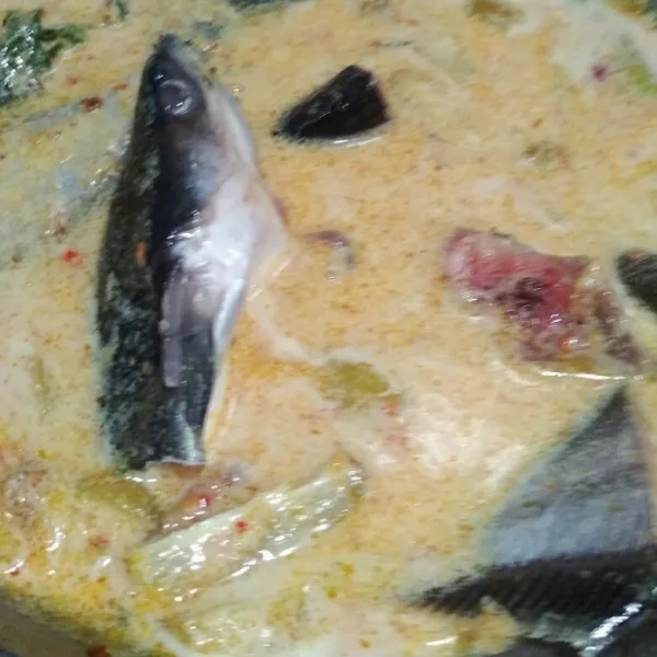 Masukkan ikan patin masak hingga ikan matang, angkat dan sajikan selagi hangat.
