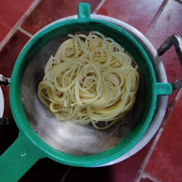 Panaskan secukupnya air hingga mendidih lalu rebus spaghetti hingga matang kemudian tiriskan.