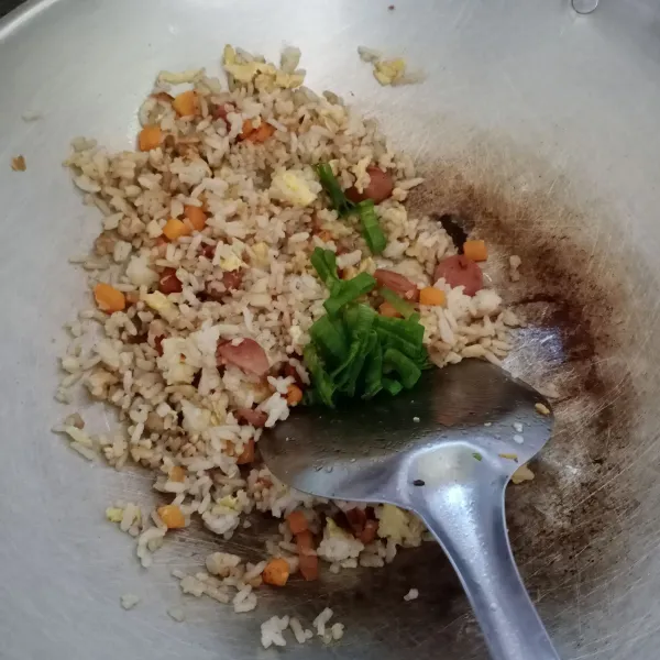 Terakhir masukkan irisan daun bawang. Aduk sampai tercampur rata. Cek rasa. Angkat dan sajikan.