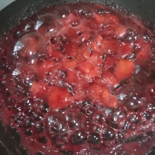 Aduk sambil ditekan-tekan sampai air keluar. Aduk terus sampai strawberry lembek dan air air susut.