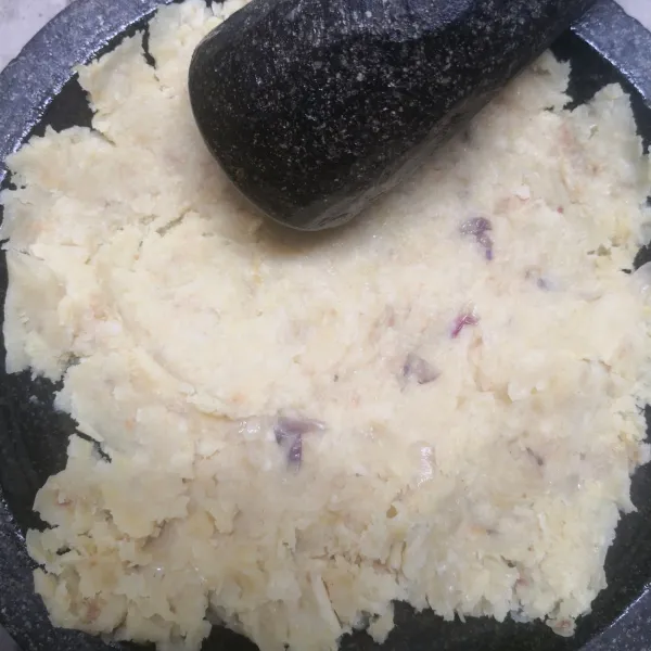 Tumbuk kentang matang dan satukan dengan bumbu halus.