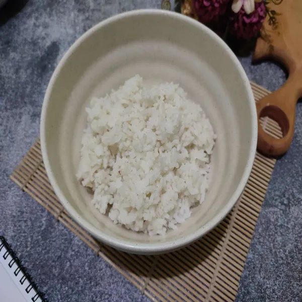Salin nasi ke dalam mangkok, campurkan dengan minyak wijen dan sedikit garam jika suka.