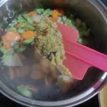 Masukkan bumbu yang sudah dihaluskan, tambahkan lada, gula dan garam, masak hingga mendidih.