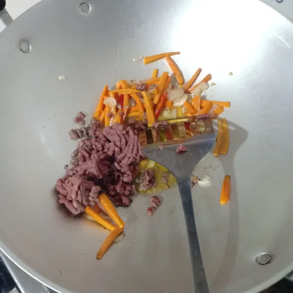 Tumis bawang dan cabe sampai harum, masukkan wortel dan daging, oseng sebentar sampai berubah warna.