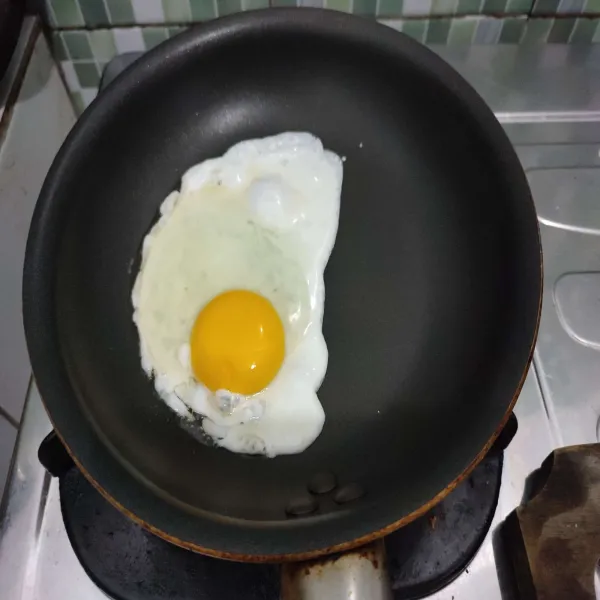 Masak sunny side egg diatas teflon anti lengket.