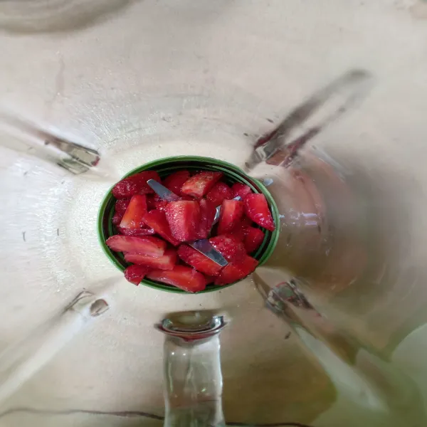 Cuci bersih strawberry, potong-potong lalu masukkan pada blender.