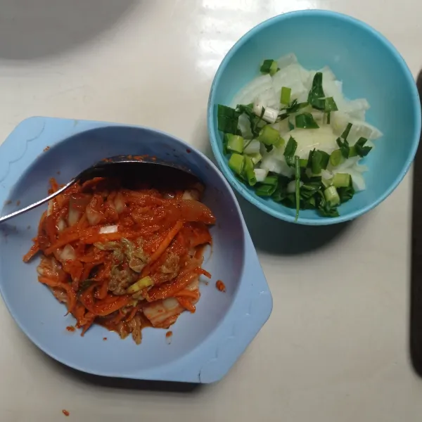 Potong kimchi menjadi kecil kecil, lalu siapkan juga bawang Bombay dan daun bawang iris.