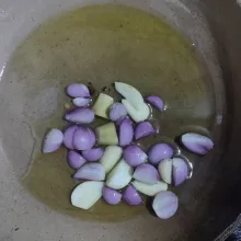 Goreng bawang merah, bawang putih dan jahe hingga layu lalu haluskan.
